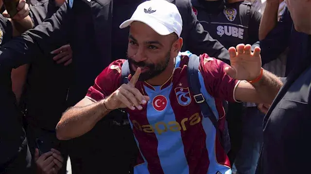 بالفيديو.. صلاح يقود هتاف جماه...