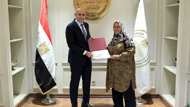 "المحافظ هيزورني بكرة".. مديرة...