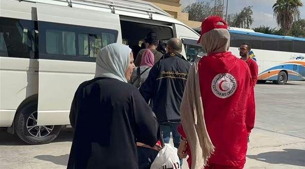 الهلال الأحمر المصري يستقبل الدفعة الـ93 من الجرحى والمرضى الفلسطينيين ويودع المتعافين بمعبر رفح