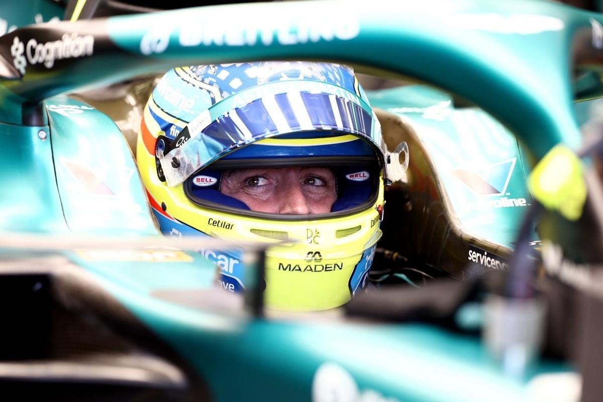 Fernando Alonso extends Aston Martin contract into F1 2027