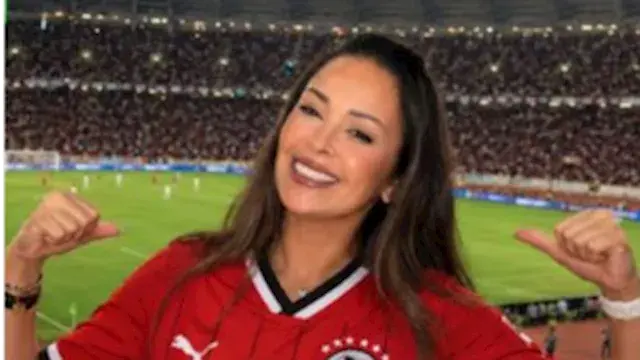 نجوم الفن يحتفون بأداء منتخب م...