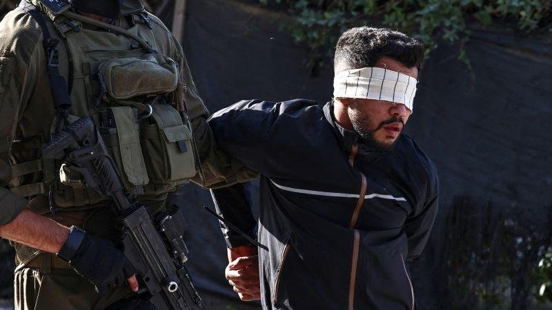 صدمة الحرب لدى الرجال.. كيف يترك الاعتقال والإذلال آثارهما؟