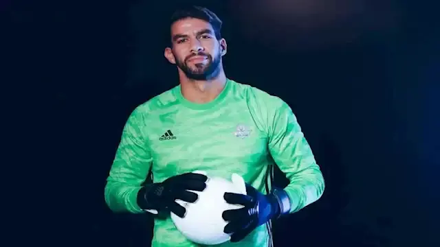 مصدر في بيراميدز يكشف لمصراوي موعد اعتزال شريف إكرامي