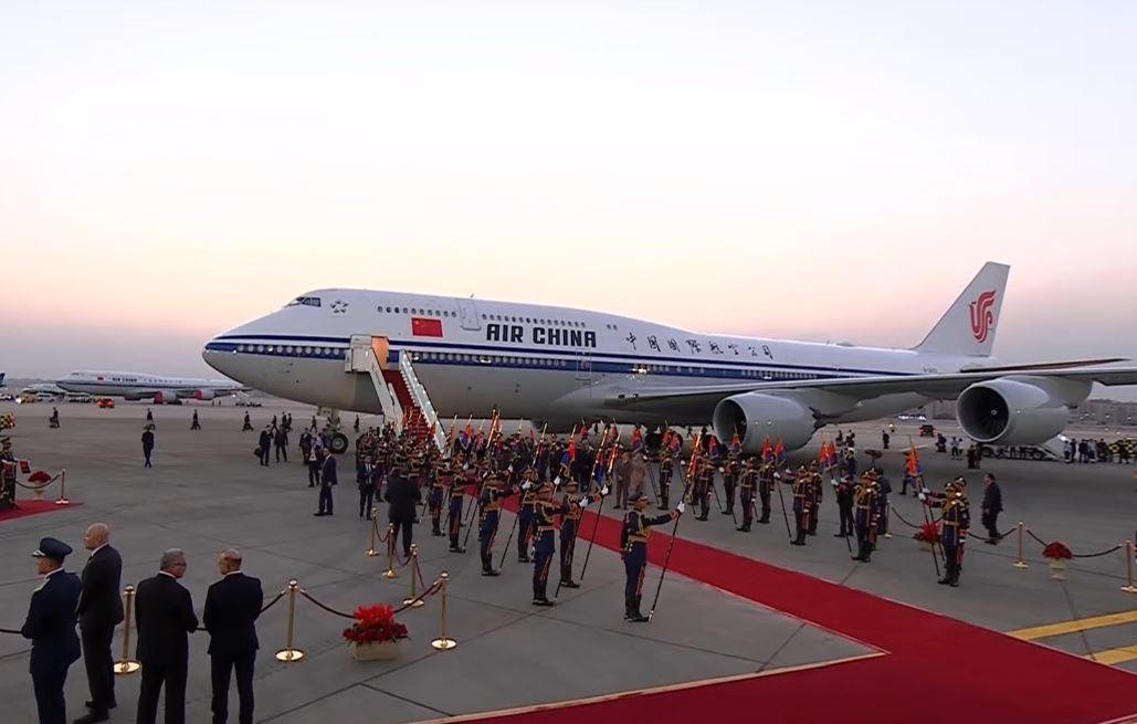 الرئيس الصيني يصل مطار القاهرة...