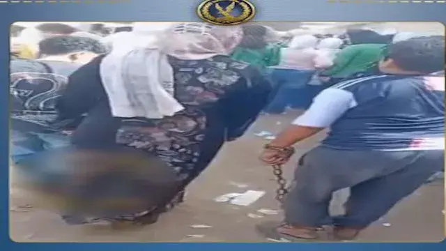 فيديو صادم.. طفل مقيد بسلسلة ح...