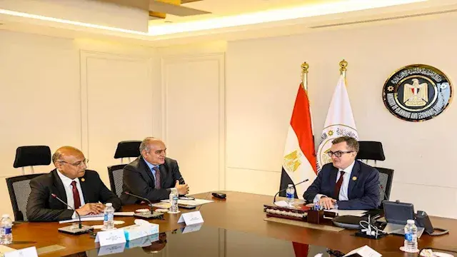 وزير التخطيط يبحث مستجدات تطبي...