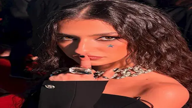 أميرة أديب تتألق بفستان أسود في أحدث إطلالتها