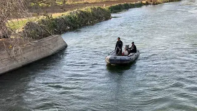 فرق الإنقاذ النهري تبحث عن سائق سقط في مجرى مائي إثر حادث اصطدام
