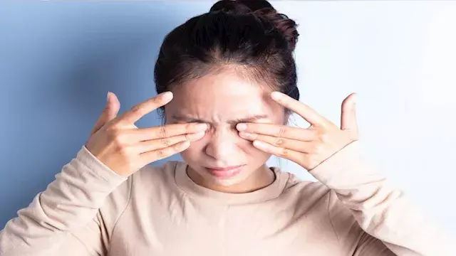 الأجهزة الإلكترونية تهدد نظر المراهقين.. علامات لا يجب تجاهلها