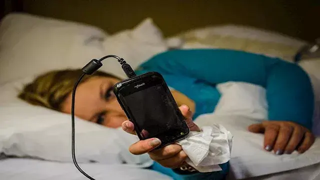 ماذا يفعل استخدام الهاتف قبل ا...