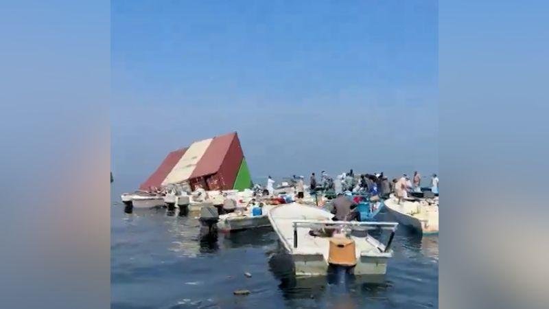 فيديو يظهر آثار تعرض سفينتين لمقذوفات مجهولة بمضيق هرمز قبل غرق إحداهما
