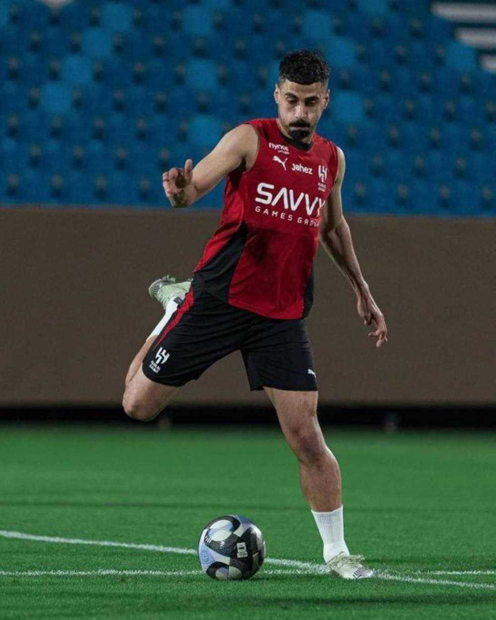 لاجامي يقترب من الهلال