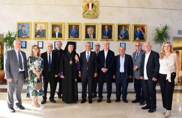 وزير الخارجية يستقبل مصريين من...