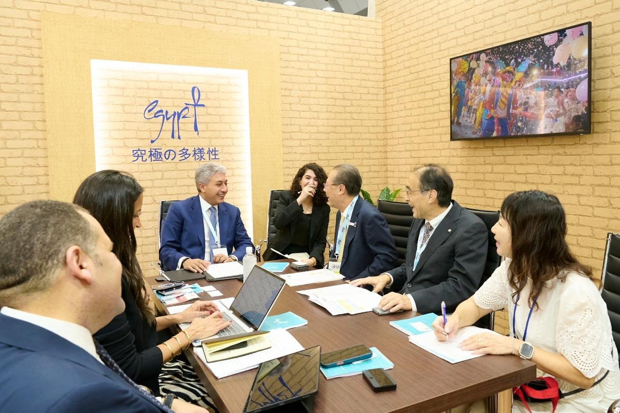 وزير السياحة يبحث مع رئيس الرا...