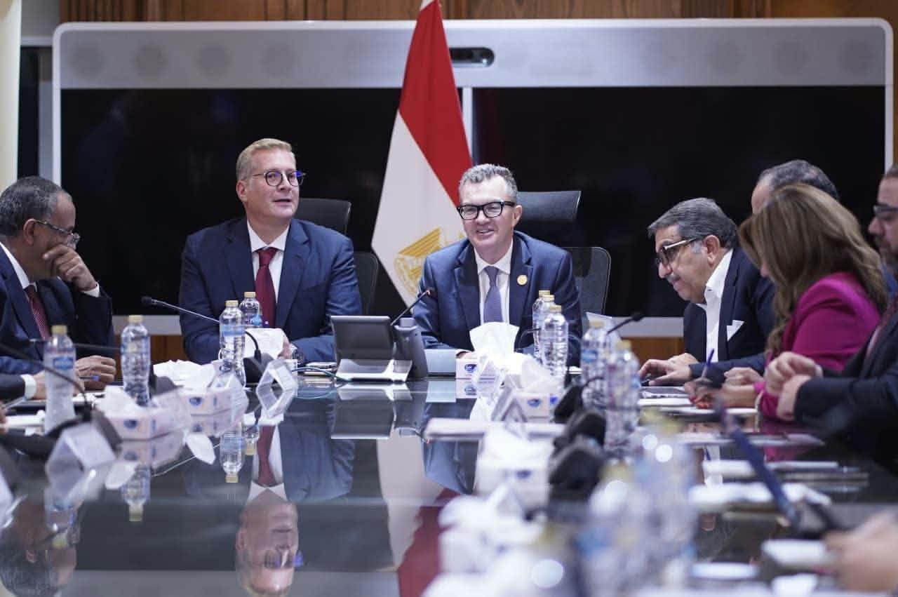 وزيرا التخطيط والبترول يناقشان...