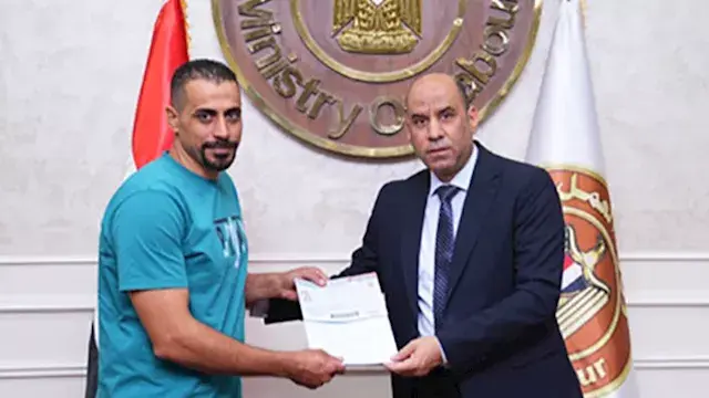 راجعها بنفسه.. وزير العمل يسلم...