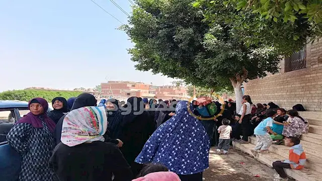 رحلوا والشنط على أكتافهم.. مأساة 4 أطفال وأم دهستهم السيارات في حادث هز القليوبية -فيديو وصور