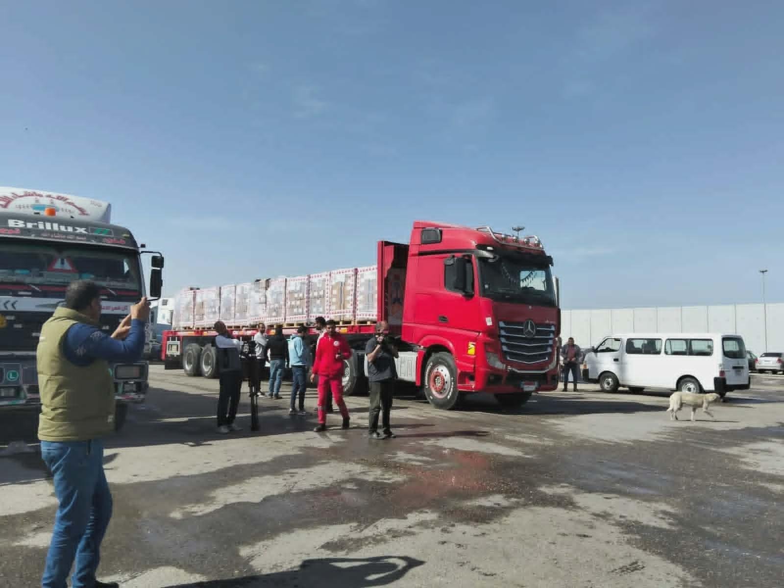 شاحنات المساعدات تواصل عبور مع...
