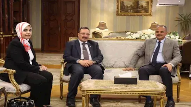 رئيس جامعة الإسكندرية يزور مدي...