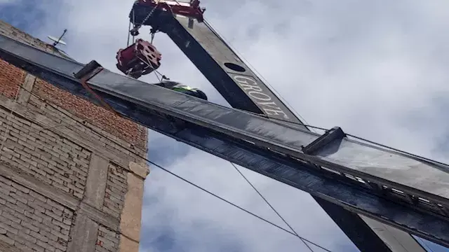 كان يقف أمام منزله وسقط على رأسه.. ونش أثاث ينهي حياة طالب في المنيا