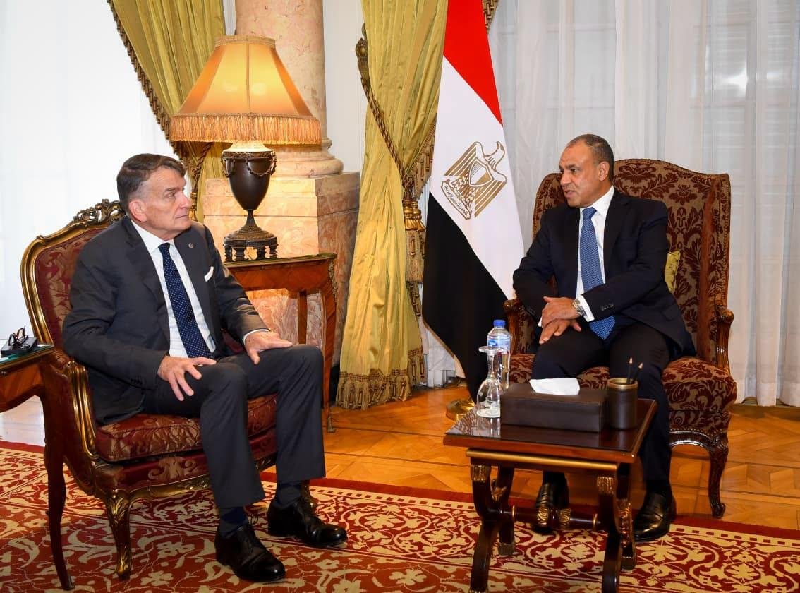 وزير الخارجية يؤكد دعم مصر الك...