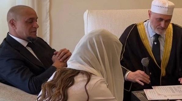 روبرتو كارلوس يحتفل بزواجه من...