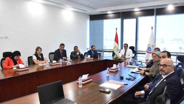 وزير الصحة يبحث مقترح شراكة لإدارة وتشغيل مركز المعايرة والاختبار بمعهد ناصر
