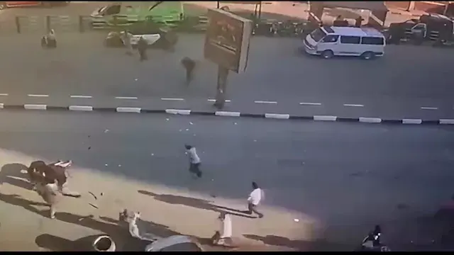 سائق متهور يدهس سيدة وموظفاً ف...
