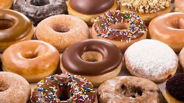 لماذا توجد حفرة في منتصف الدونات؟.. قصة الثقب الذي غيّر شكل أشهر حلوى في العالم