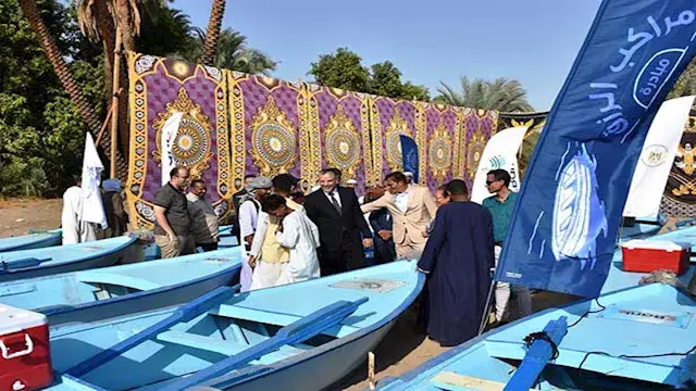 نائب محافظ أسوان يسلم وثائق تمليك 34 مركبًا لصغار الصيادين بكوم أمبو -صور