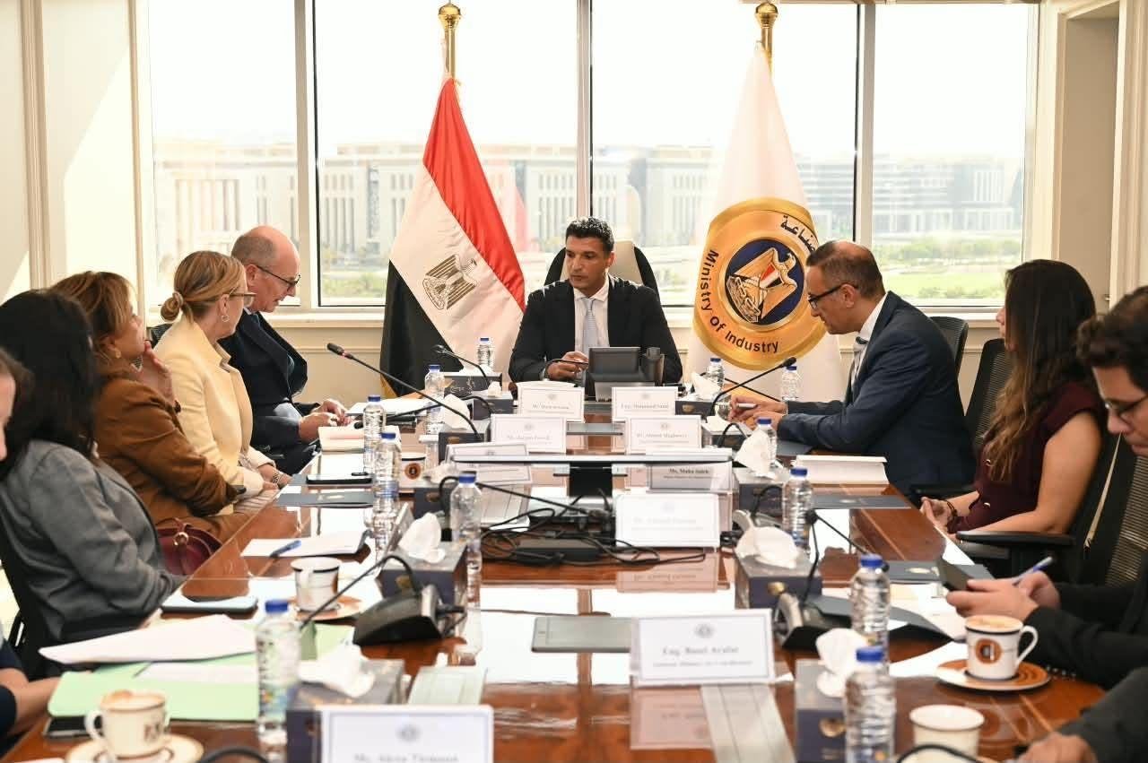 وزير الصناعة يبحث مع وفد البنك...