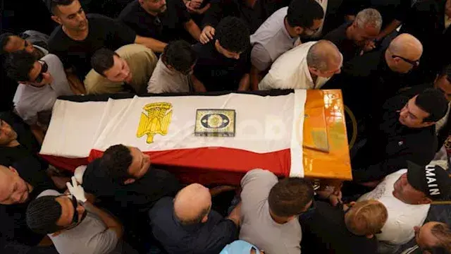 مصحف وعلم مصر.. صور جديدة من جنازة هاني شاكر