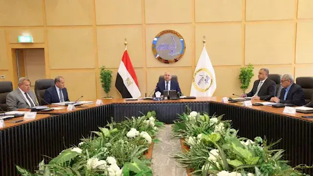 كامل الوزير يوجه بتحسين خدمات السكة الحديد والمترو والمونوريل