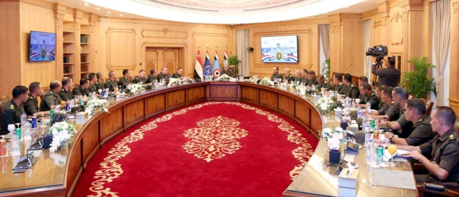 وزير الدفاع يلتقى عددا من مقات...